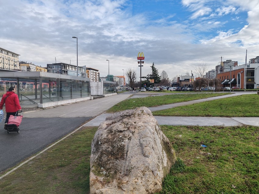 Misteriozni kamen u Bloku 44 na Novom Beogradu