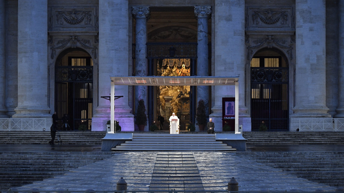 Papież Franciszek udzielający błogosławieństwa na pustym pl. św. Piotra