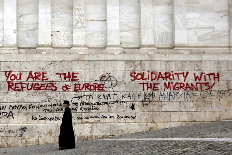 W ubiegłym tygodniu grecki parlament przyjął kolejne cięcia, dzięki którym kraj otrzyma 6,8 mld euro międzynarodowej pożyczki. Kolejny program zwolnień w sektorze publicznym dotknie 25 tys. osób. Niecałe dwa miesiące wcześniej przyjęto plan redukcji zatrudnia w sektorze o 15 tys. osób. Dla porównania z danych greckiego urzędu statystycznego ELSTAT wynika, że w prywatnych firmach codziennie w Grecji pracę traci 700 - 1 tys. osób – napisał w ubiegłym tygodniu Los Angeles Times.