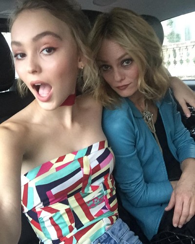 Jak dwie krople wody? Lily-Rose Depp i Vanessa Paradis