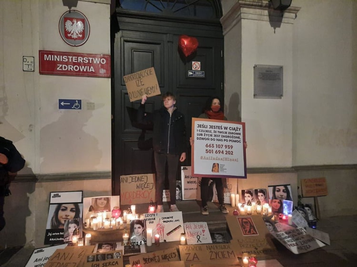 Uczestnicy marszu "Ani jednej więcej" pod siedzibą MZ w Warszawie, listopad 2021 r.