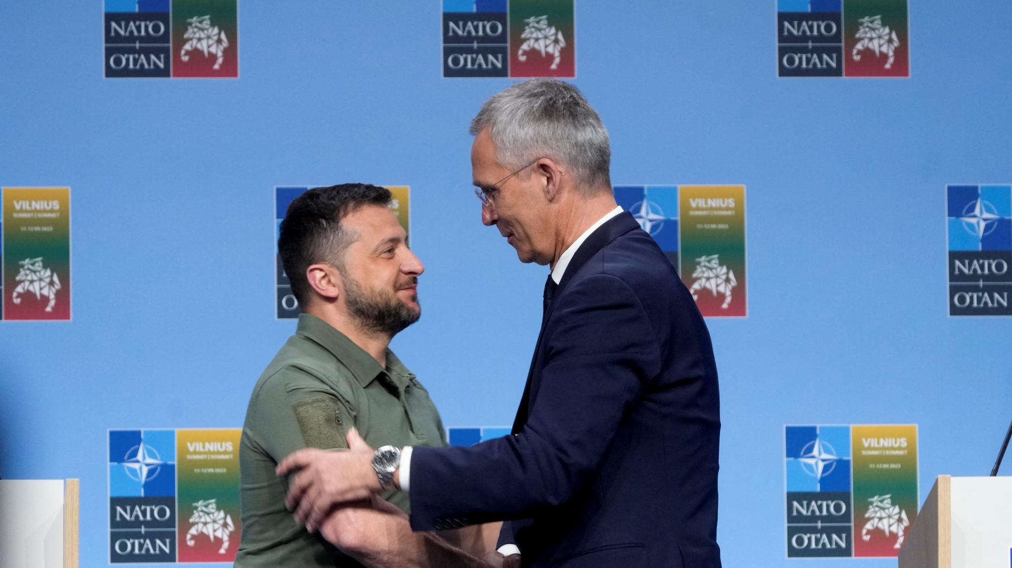 Jens Stoltenberg a Volodymyr Zelenskyj na summite NATO 2023 vo Vilniuse.