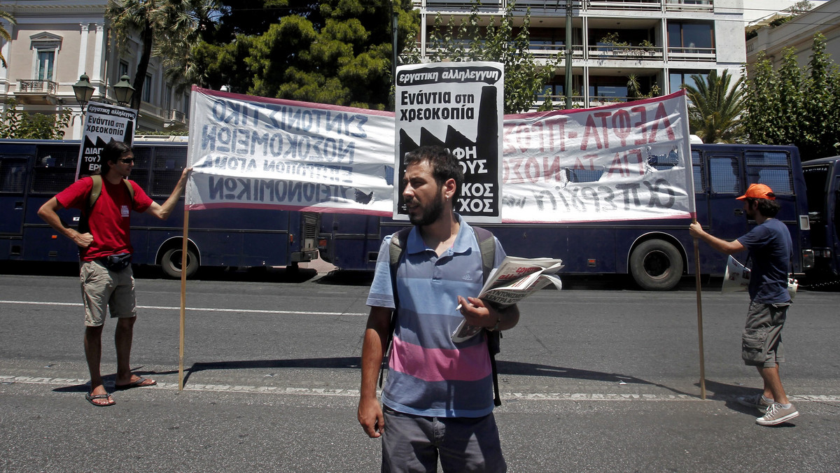 Pracownicy służby zdrowia manifestowali w Atenach przeciwko zaplanowanym przez rząd transferom personelu w ramach posunięć oszczędnościowych. Z uwagi na 24-godzinny strajk szpitale i ośrodki zdrowia pracują w trybie awaryjnym ze zmniejszoną obsadą.