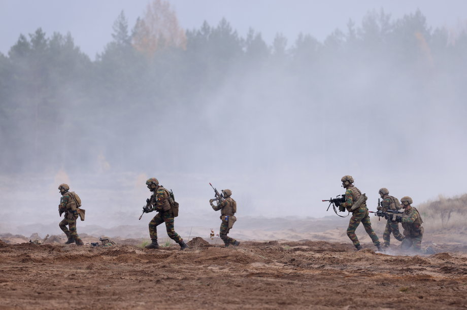 Belgijscy żołnierze uczestniczą w ćwiczeniach wojskowych NATO Iron Wolf. Litwa, 26 października 2022 r.