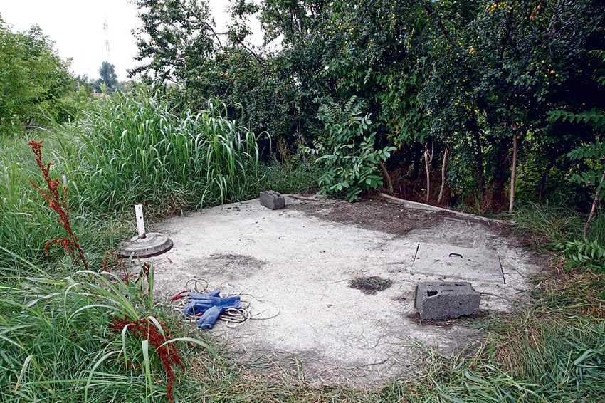 Iz ove jame izvučena su tri tela koja su bila vezana blokovima i bačena u nju