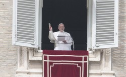 Papież wzywa wiernych: Upuśćmy kamienie, którymi chcemy rzucać w innych