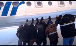 Witajcie na Syberii! Pasażerowie pchali samolot, bo przymarzł