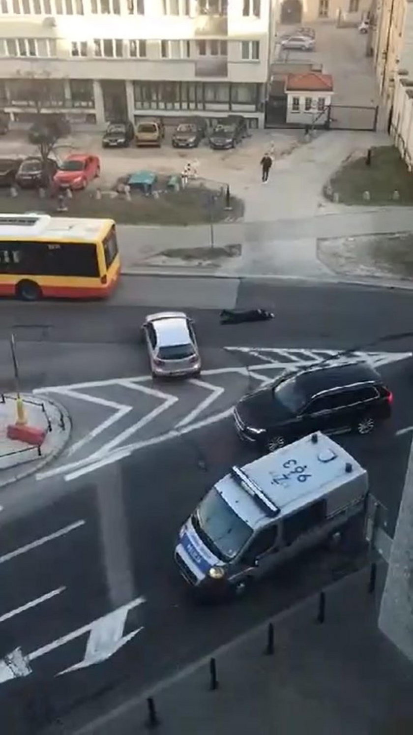 Kierowca odjechał, policjant leży na ulicy