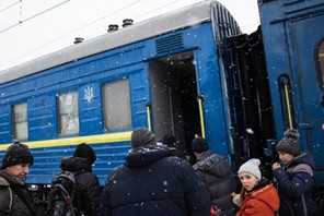 Ukraińscy cywile ewakuowani koleją z miejsc walk w pobliżu Bachmutu. 18 lutego 2023 r.