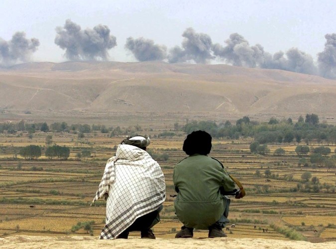 1 listopada 2001, żołnierze Koalicji Północnej obserwują amerykański nalot dywanowy na pozycje Talibów