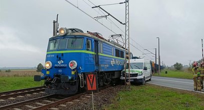 Kierowcy, uwaga! Zderzenie busa z pociągiem w Gotartowie powoduje gigantyczne korki