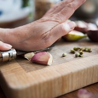 Fokhagymával akarta kiirtani a szemölcsét az arcán ez a nő, szőrnyű eredménye lett