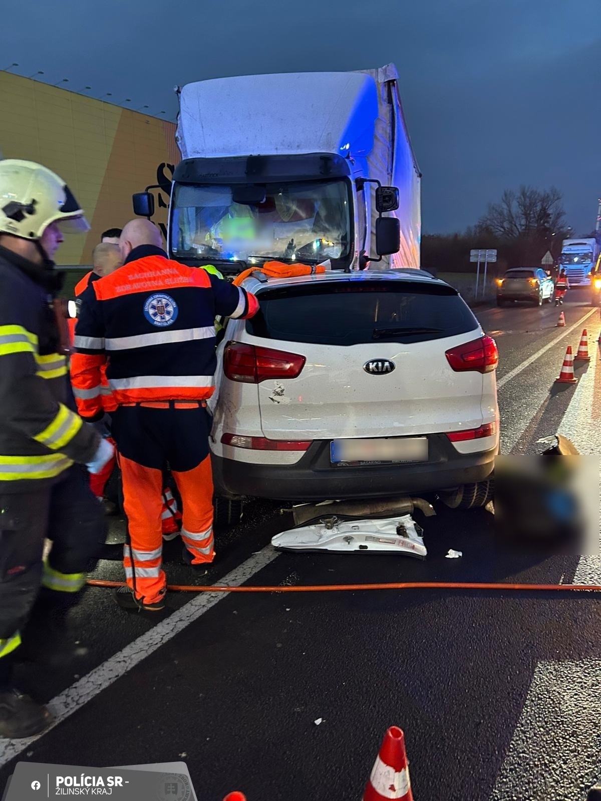 Pri dopravnej nehode v Žiline zomreli dvaja ľudia.