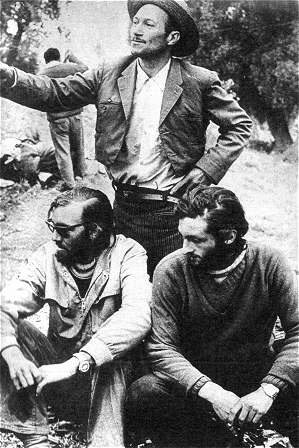 Ocalali z katastrofy Nando Parrado i Roberto Canessa (siedzą), z chilijskim kapitanem Sergio Catalánem
