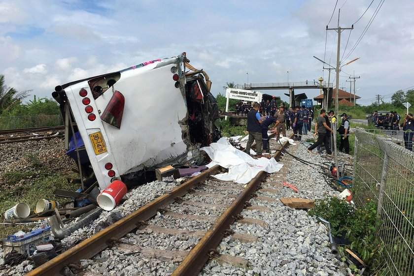 Dramat w Tajlandii. Autobus zderzył się z pociągiem. Nie żyje 20 osób