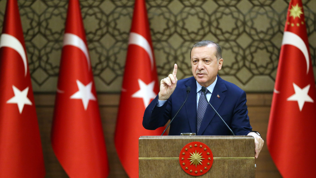 Prezydent Turcji oświadczył, że rozmawiał o sytuacji w Syrii i Iraku z prezydentem USA Barackiem Obamą. Powiedział też, że z syryjskiego Aleppo ewakuowano dotychczas 1 150 cywilów i rannych.
