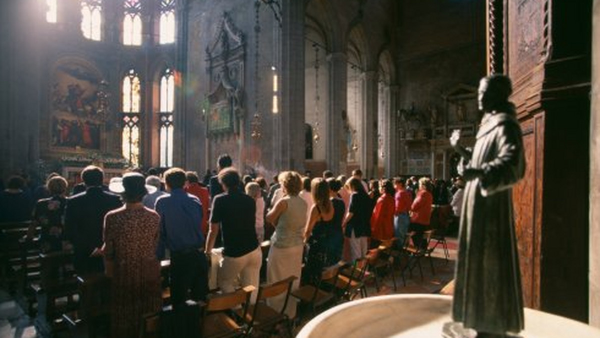 Do odprawienia 1000 mszy św. "wynagradzających Bogu zwołanie i obchody skandalicznego międzyreligijnego spotkania Asyżu" wezwał francuskich lefebrystów tamtejszy przełożony regionalny Bractwa Kapłańskiego św. Piusa X, ks. Regis de Cacqueray.