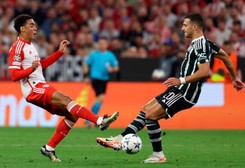 Liga Mistrzów. Siedem bramek w Monachium. Zieliński strzelił gola... przeciwnikiem [WIDEO]