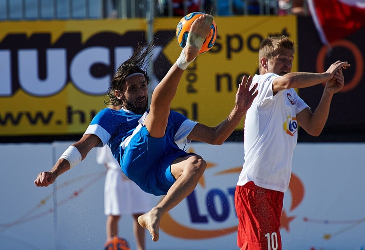 W akcji Grek Paraskevas Konstantakopoulos (L) obok gracza reprezentacji Polski Krzysztofa Grzegorczyk (P) w meczu turnieju Europejskiej Ligi Beach Soccera w Sopocie