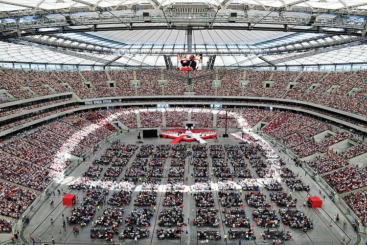W lipcu 2013 Stadion Narodowy ze świątyni sportu przemienił się w miejsce kultu religijnego. 
<br>W rekolekcjach pod nazwą 'Jezus na stadionie' wzięło udział blisko… 60 tys. osób, ich najważniejszym punktem była msza święta, której przewodniczył arcybiskup Henryk Hoser. 
<br>
Rekolekcje zdobyły rozgłos nie tylko ze względu na nietypowe miejsce, w którym się odbywały. Gościem spotkania był sławny ugandyjski kapłan o. John Baptista Bashobora.
Charyzmatyczny ojciec John Bashobora prowadził rekolekcje połączone z uzdrawianiem. Przed jego wystąpieniem zakonnica poinformowała przez megafon: - Jeżeli podczas modlitwy dojdzie do manifestacji demonicznych, prosimy się nie bać. Trzeba przytrzymać taką osobę,wolontariusz odprowadzi ją do egzorcysty. 
<br>
Na murawie stała wielka scena w kształcie serca, odchodziły z niego dwa promienie, czerwony i biały, jako nawiązanie do obrazu Jezusa Miłosiernego. Obok stanął 15-metrowy krzyż.
Spotkanie trwało cały dzień aż do godz. 22 wieczorem, jednak trybuny były wypełnione do końca. <br> 

Foto: Przemysław Jahr
