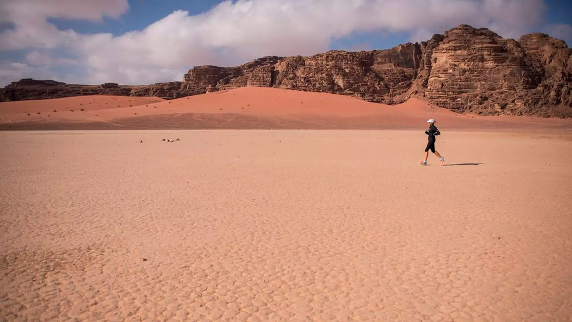 40 maratonów po 7 pustyniach w 7 tygodni. Ryzykuje zdrowie, żeby zwrócić uwagę na ważny problem