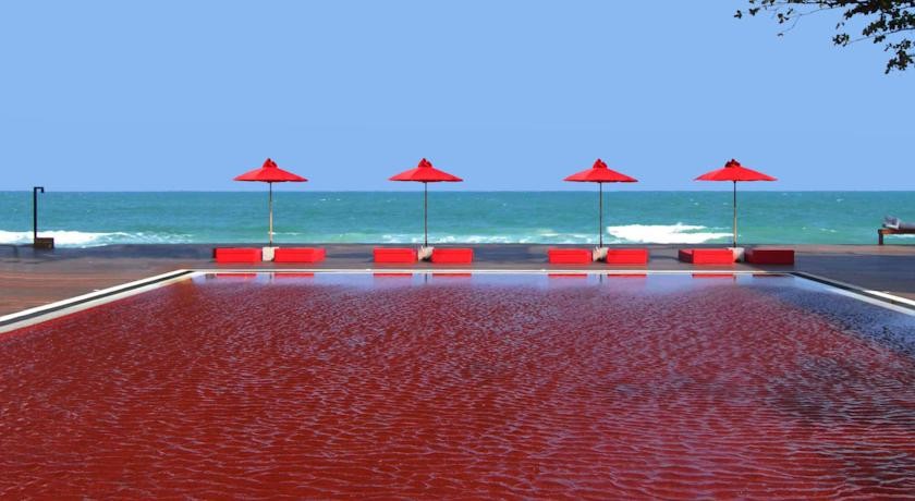 Czerwony basen przy The Library Hotel (Koh Samui, Tajlandia) / fot. thelibrary.co.th