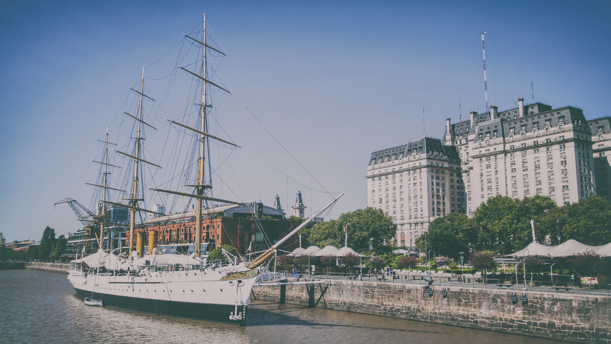 Buenos Aires znaczy "dobre powietrze" - rzeczywiście oddycha się tu dobrze i pełną piersią. Umiarkowanie ciepły klimat (nawet w lipcu, czyli w czasie tutejszej zimy, średnia temperatura nocą to całe 8 stopni), przyjaźni ludzie, wielkomiejski sznyt miasta zmieszany z nostalgią za Europą i magia tanga, to powody, aby zatrzymać się w stolicy Argentyny na dłużej. Oto 12 rzeczy, które wypada zrobić, będąc tutaj.