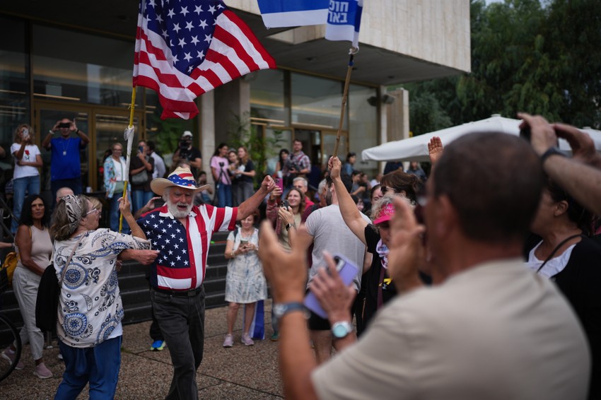 Izraelci slave objavu o dogovoru o prvoj fazi mirovnog plana u Tel Avivu 9. oktobra