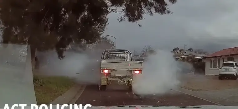 Spalił gumę tuż przed maską radiowozu. Jakie musiało być zdziwienie policjantów [WIDEO]