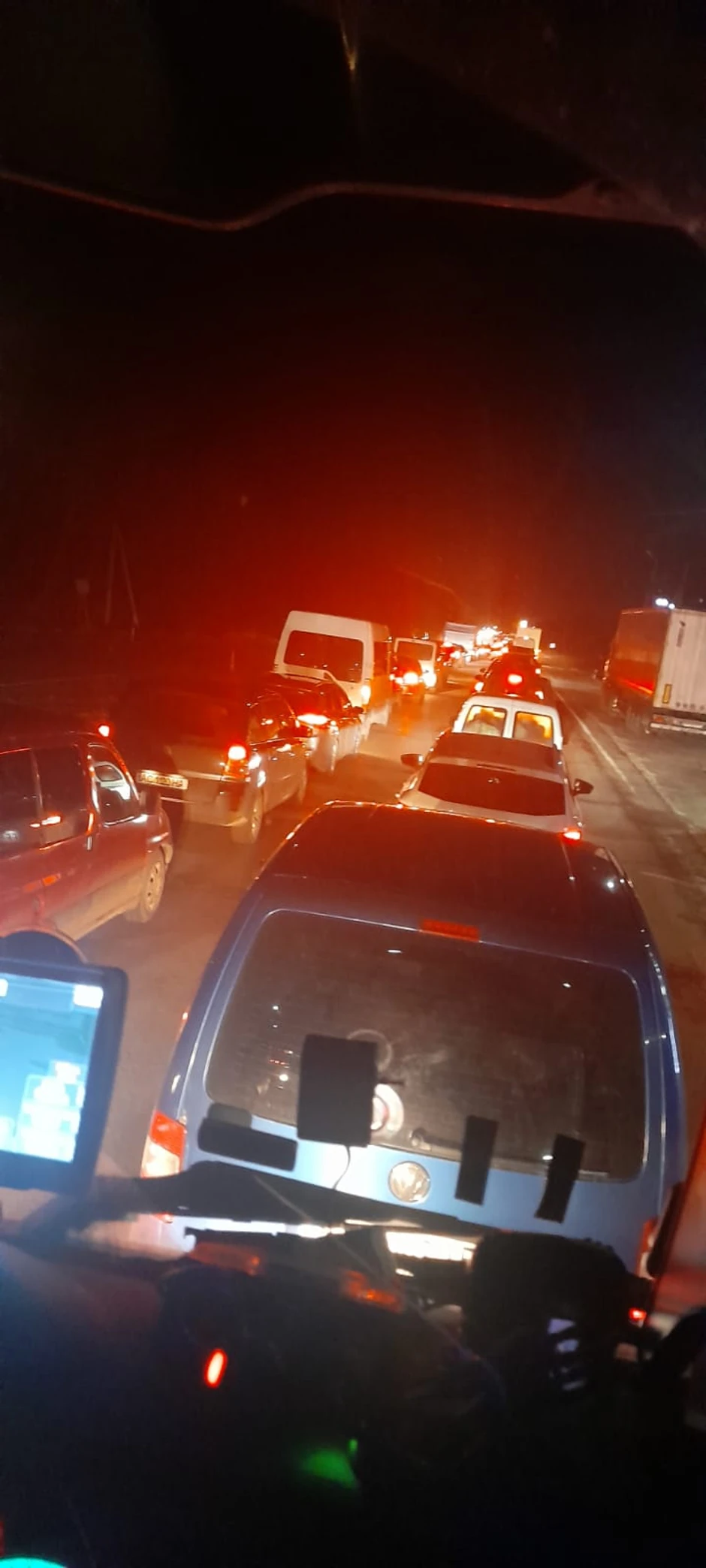 Kolona vozila koja se nalazila ispred Vladimira tokom vožnje do granice