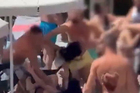 (VIDEO) POBESNELA RULJA PRETUKLA DEVOJČICU! Nos joj slomljen, oblivena je krvlju, a razlog nikad BANALNIJI: "Majke su vrištale i panično izvlačile decu iz vode"