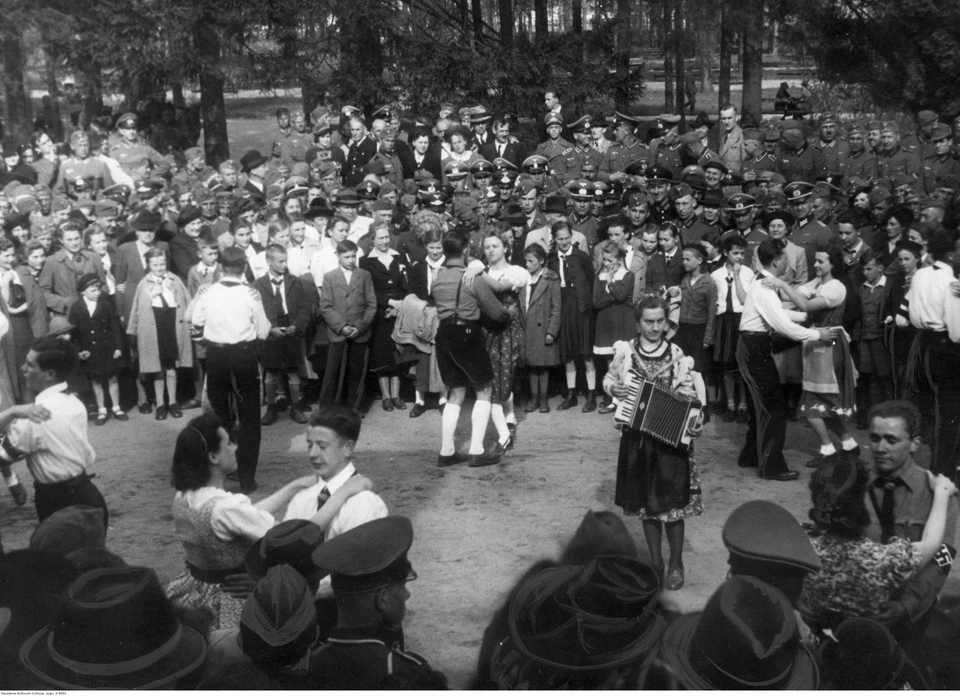 Obchody 1 Maja przez volksdeutschów w Parku Jordana w Krakowie w 1940 roku