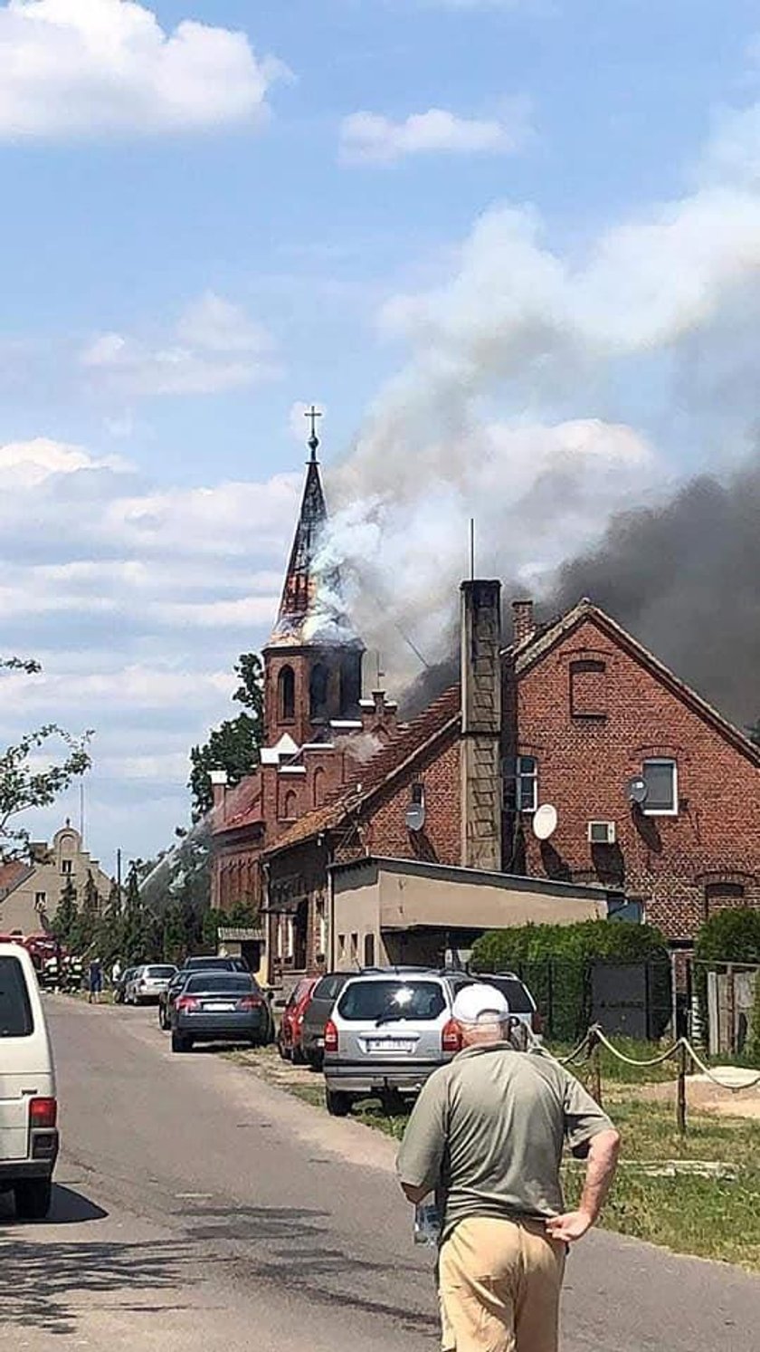 To oni ratowali płonący kościół