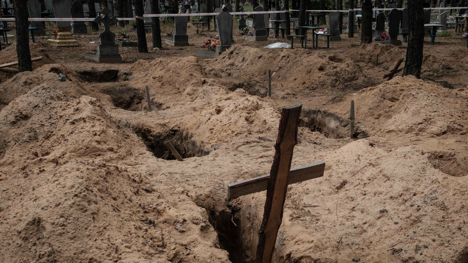 Puste groby po ekshumacji ciał w masowym grobie utworzonym podczas okupacji rosyjskiej w Izium w obwodzie charkowskim, 25 września 2022 r.