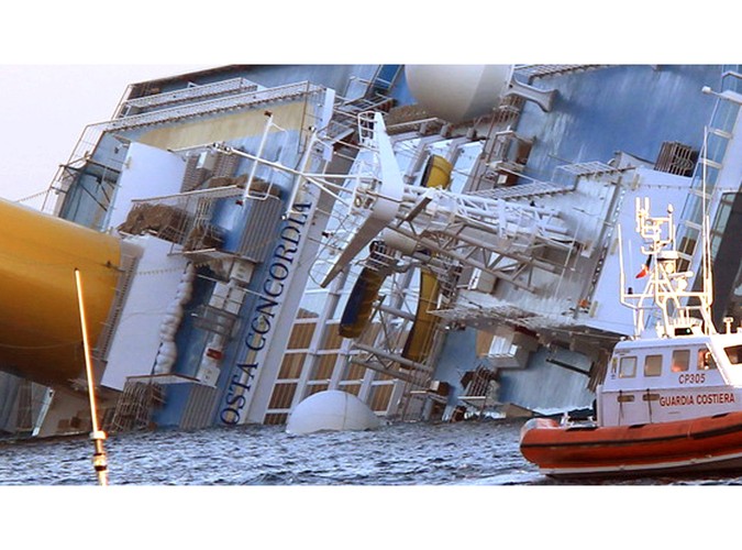 Pasażerowie powiedzieli włoskim mediom, że w czasie kolacji usłyszeli hałas, po którym zgasło światło. Początkowo wyjaśniano, że to awaria prądu. Ale następnie statek przechylił się, ludzie zaś wystraszyli się widząc, że talerze spadają ze stołów