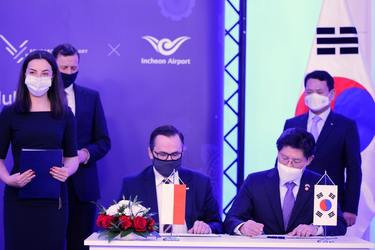 Wiceminister infrastruktury, pełnomocnik rządu ds. CPK Marcin Horała (3L), minister ziemi, infrastruktury i transportu Republiki Korei Noh Hyeong Ouk (2P), prezes spółki Centralny Port Komunikacyjny Mikołaj Wild (2L), oraz prezes spółki Incheon International Airport Corporation Kim Kyung-Wook (P)