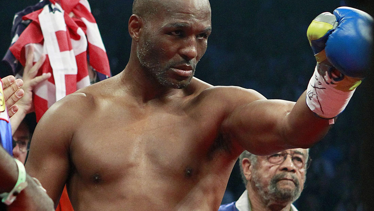 46-letni Bernard Hopkins wywalczył jako najstarszy zawodnik w historii boksu zawodowego mistrzostwo świata, pokonując na punkty na gali w Montrealu 18 lat młodszego czempiona wagi półciężkiej federacji WBC Jeana Pascala. Amerykanin pobił tym samym dotychczasowy rekord swojego rodaka George’a Foremana.