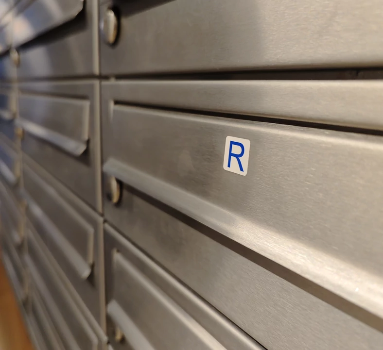 Tajemnicza litera "R" na skrzynce pocztowej