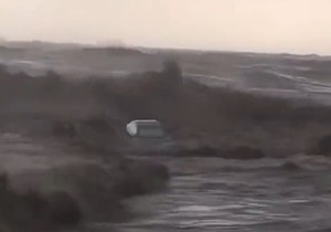 Poplava odnosi automobile u more kod Piliona