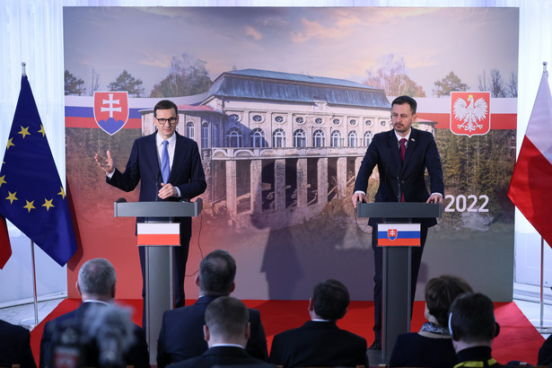 Drużbaki Wyżne, Słowacja, 22.04.2022. Premier RP Mateusz Morawiecki (L) oraz premier Republiki Słowackiej Eduard Heger (P).
