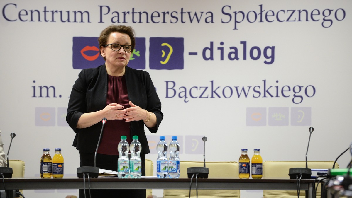 Do końca listopada będzie projekt nowelizacji ustawy o dochodach jednostek samorządu terytorialnego, będzie to projekt poselski - poinformowała minister edukacji Anna Zalewska. Nowelizacja ustawy jest konieczna, by móc objąć 6-latki subwencją oświatową.