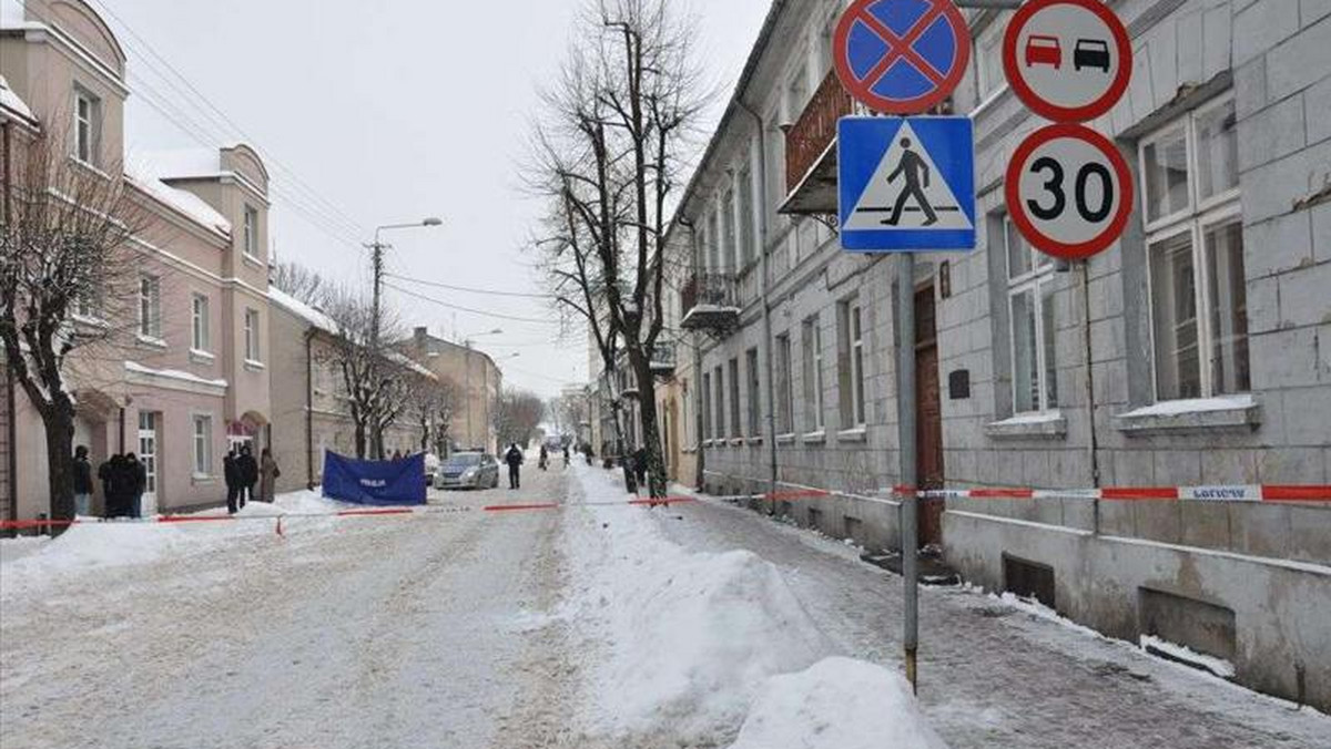 Małżeńskie kłótnie zakończyły się krwawą tragedią. W biały dzień, na oczach ludzi, w centrum Łowicza Cezary S. zadał ponad 20 ciosów nożem swojej byłej żonie Małgorzacie. Nie godził się z rozwodem i z tym, że żona chciała od niego majątku.