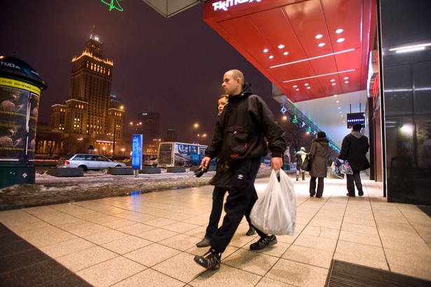 "Warszawa to miasto dla ludzi, którzy mają dużo pieniędzy" - twierdzi rzecznik GUS w "Życiu Warszawy". Tak komentuje planowane na przyszły rok podwyżki różnych opłat. Dla niektórych pretekstem jest zmiana stawki VAT, inni tłumaczą się inflacją i wzrostem kosztów. Zapłacą, jak zawsze, mieszkańcy.