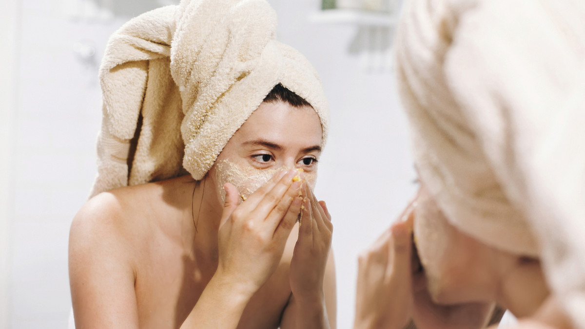 Dwuetapowe oczyszczanie to sekret nieskazitelnej skóry. Jak wygląda?