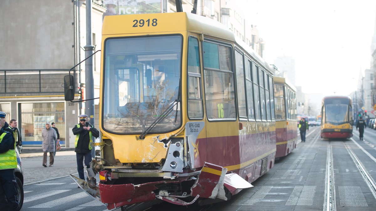 34-letni motorniczy z Łodzi podczas postoju kupił alkohol na pętli tramwajowej, taki zapis zarejestrowały kamery monitoringu zainstalowane w tramwaju. Mężczyzna będzie przesłuchiwany jutro rano, jeszcze dziś mogą być znane wyniki badania krwi - donosi RMF FM.