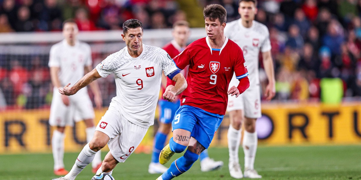 Czechy to rywal, któremu Robert Lewandowski (przy piłce) jeszcze nie strzelił gola. Może uda się w Warszawie...