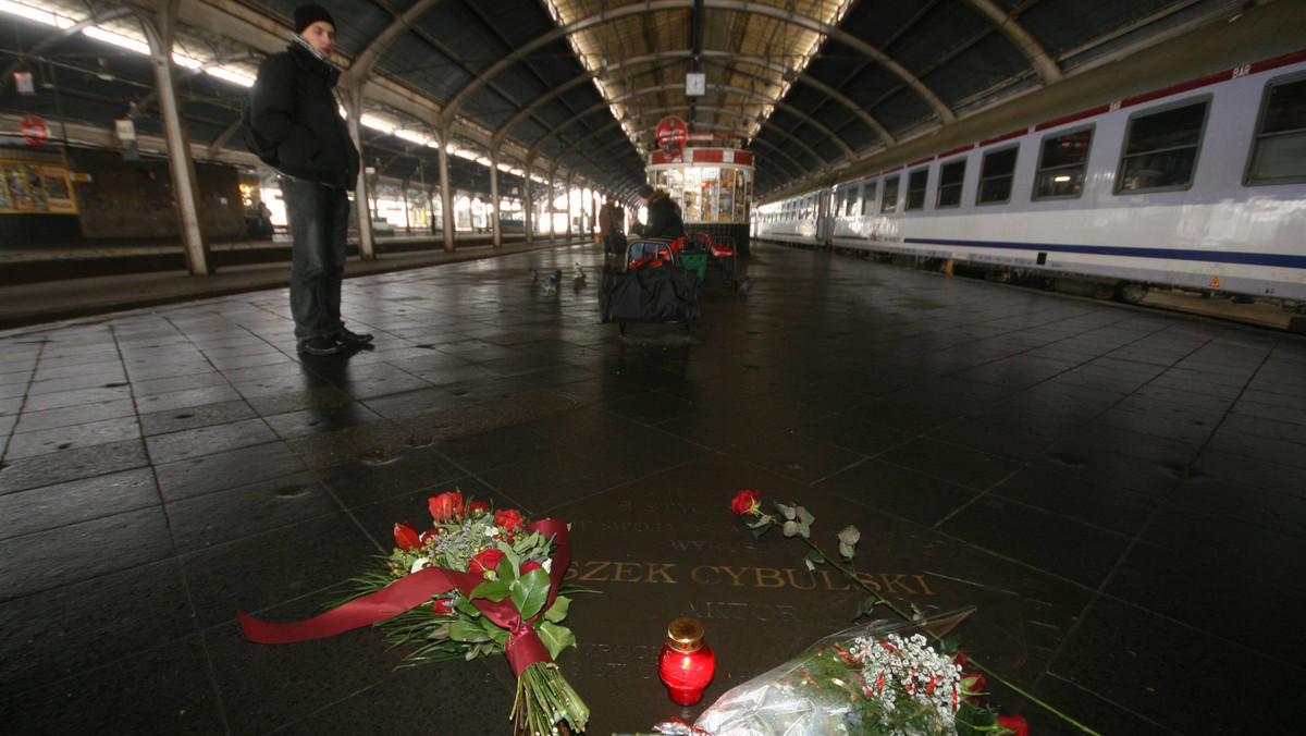 W niedzielę 8 stycznia przypada 45. rocznica śmierci Zbigniewa Cybulskiego, jednego z najwybitniejszych polskich aktorów. Artysta zginął tragicznie w 1967 roku we Wrocławiu, w wieku 39 lat.