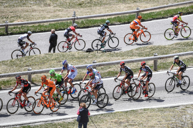 Na Giro d'Italia wszyscy mówią o polskiej grupie kolarskiej. Ale nie jest to powód do dumy [FOTO]