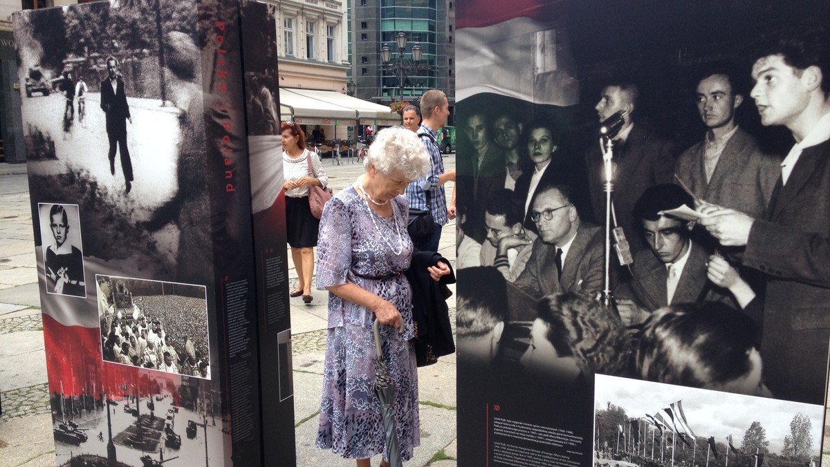 Na placu przed kościołem Garnizonowym, tuż obok Rynku, jeszcze przez miesiąc można obejrzeć wystawę "1956: Polska – Węgry. Historia – pamięć" przedstawiającą pierwszy w PRL strajk generalny oraz brutalnie stłumione powstanie węgierskie.