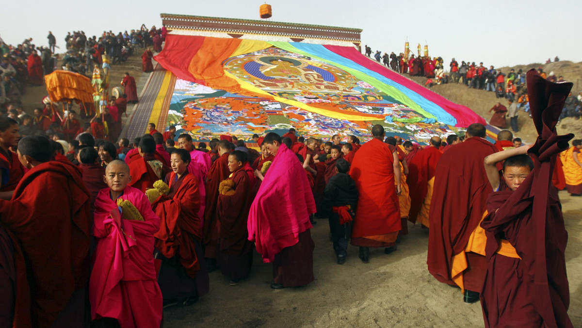 Siły bezpieczeństwa ChRL przetrzymują od miesiąca ok. 300 mnichów tybetańskich z klasztoru w południowo-zachodnich Chinach, zatrzymanych w związku z napięciami po samospaleniu się jednego z nich w marcu, w rocznicę antychińskich wystąpień w Tybecie w 2008 r.